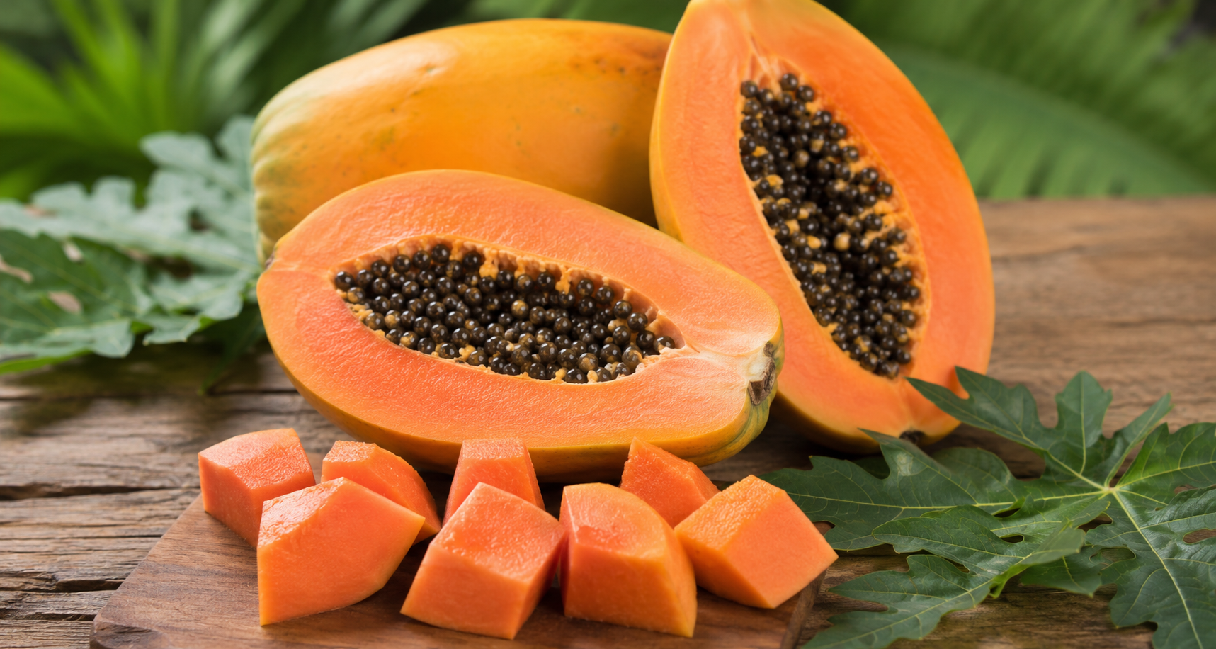 Papaya madura abierta con pulpa naranja y semillas negras